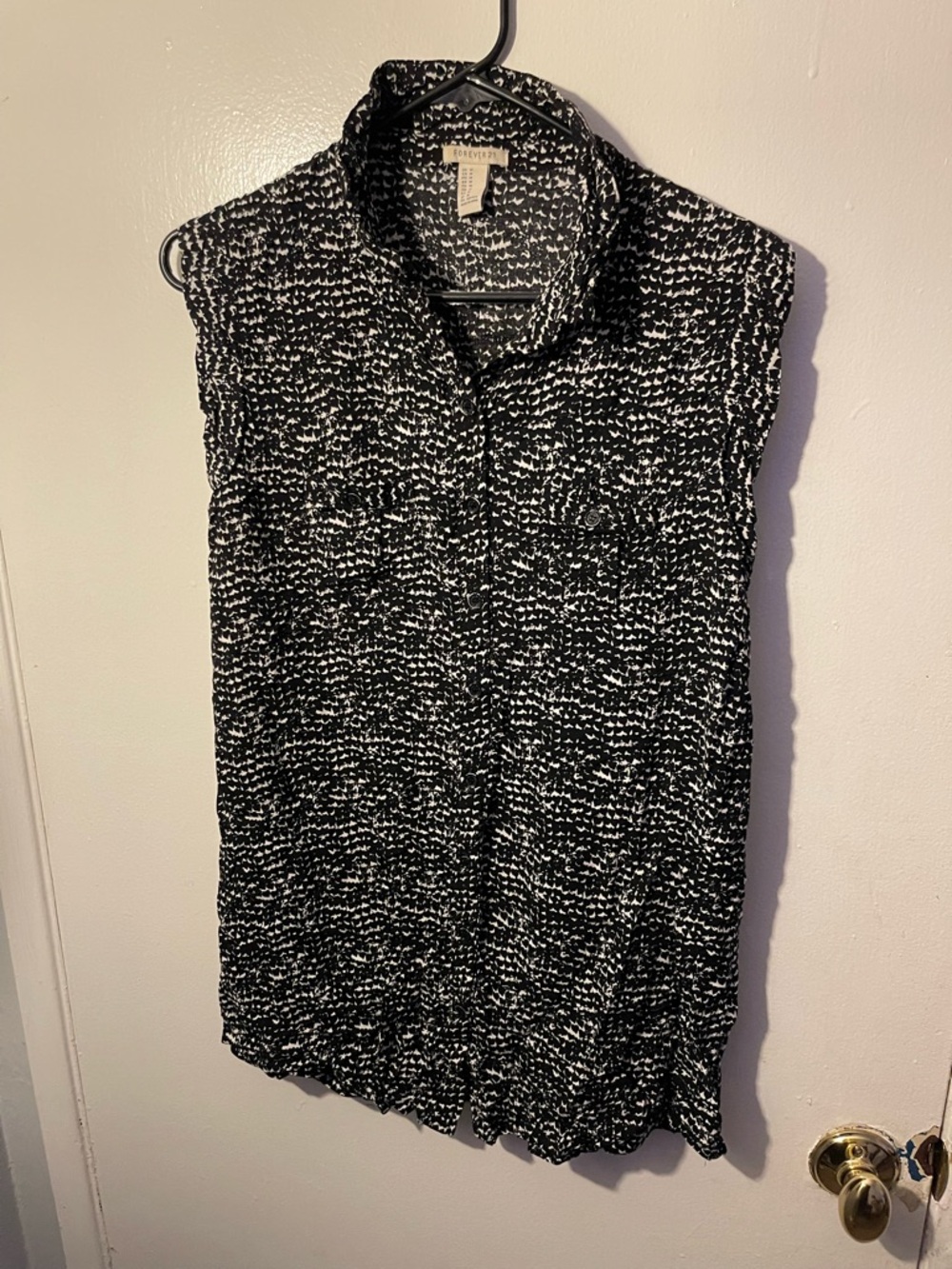 Forever 21 Black & White Sleeveless Button-Front Camisole
